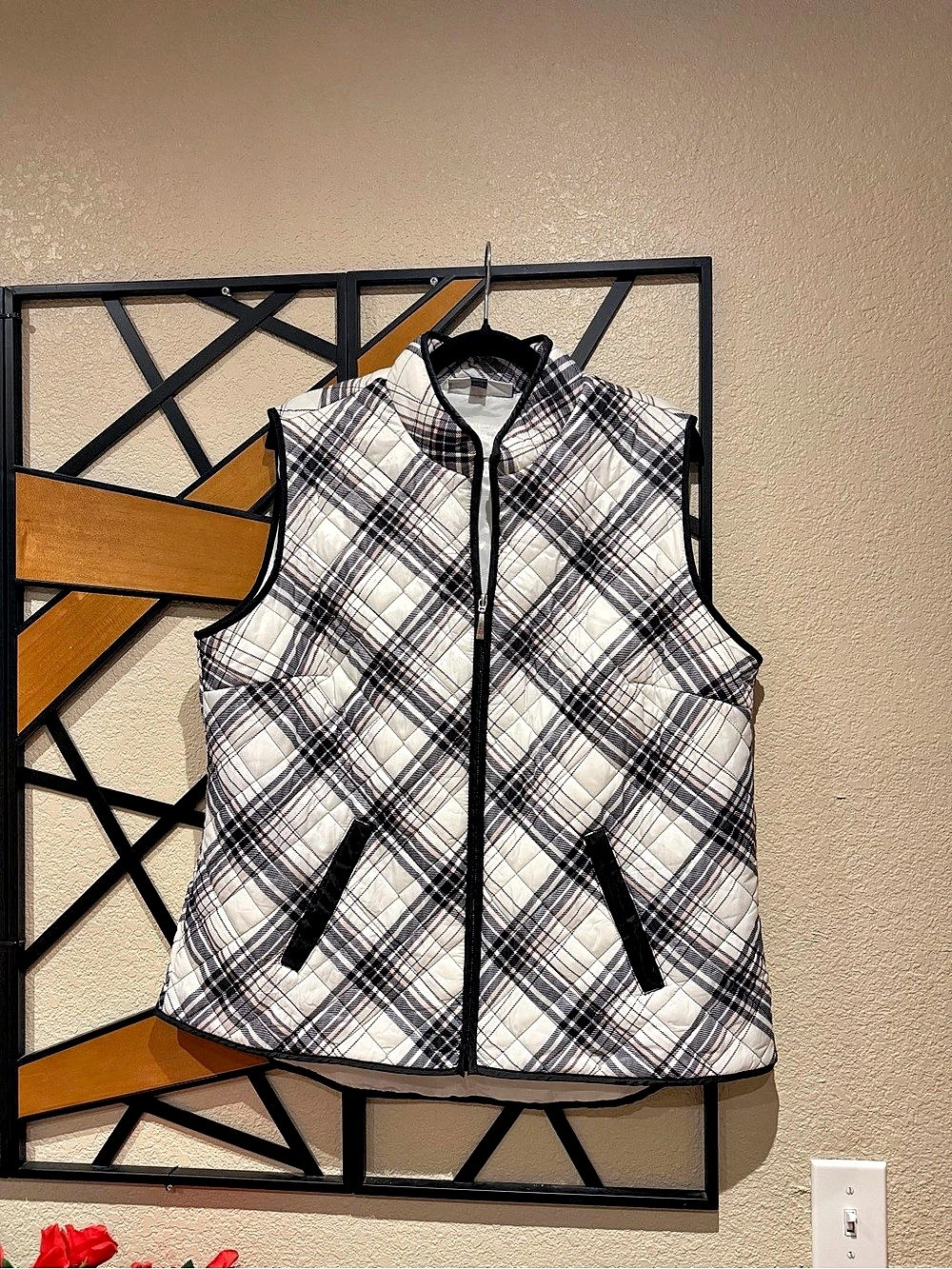 Karen Scott Plaid Quilted Vest in White & Black Size Large